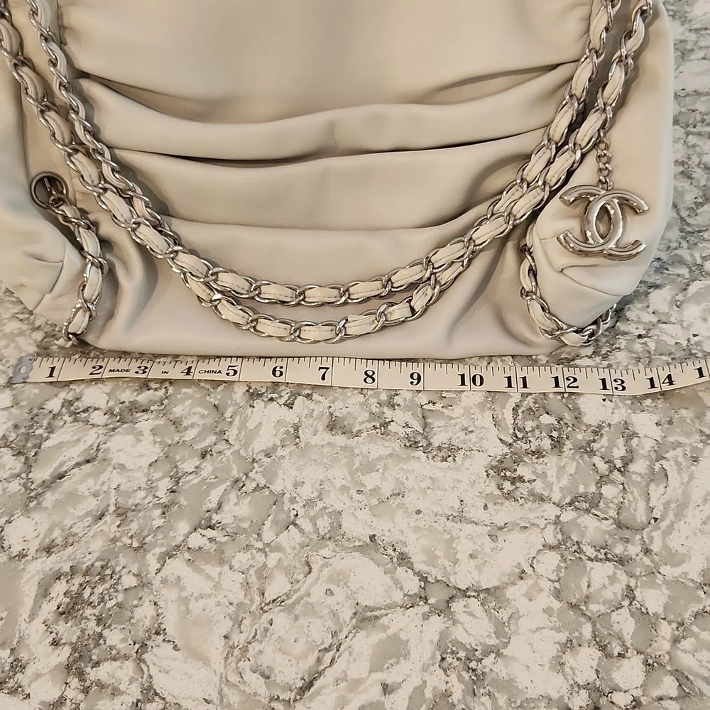 RARE CHANEL Vintage Lambskin Handbag - Picture 6 of 15